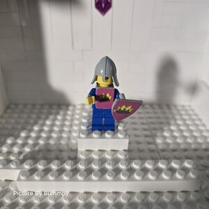 LEGO Classic Yellow Castle Blue Knight minifigure